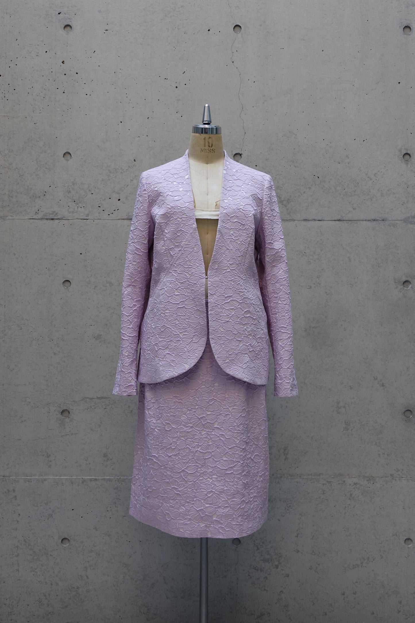 淡紫色弧形拼接夹克