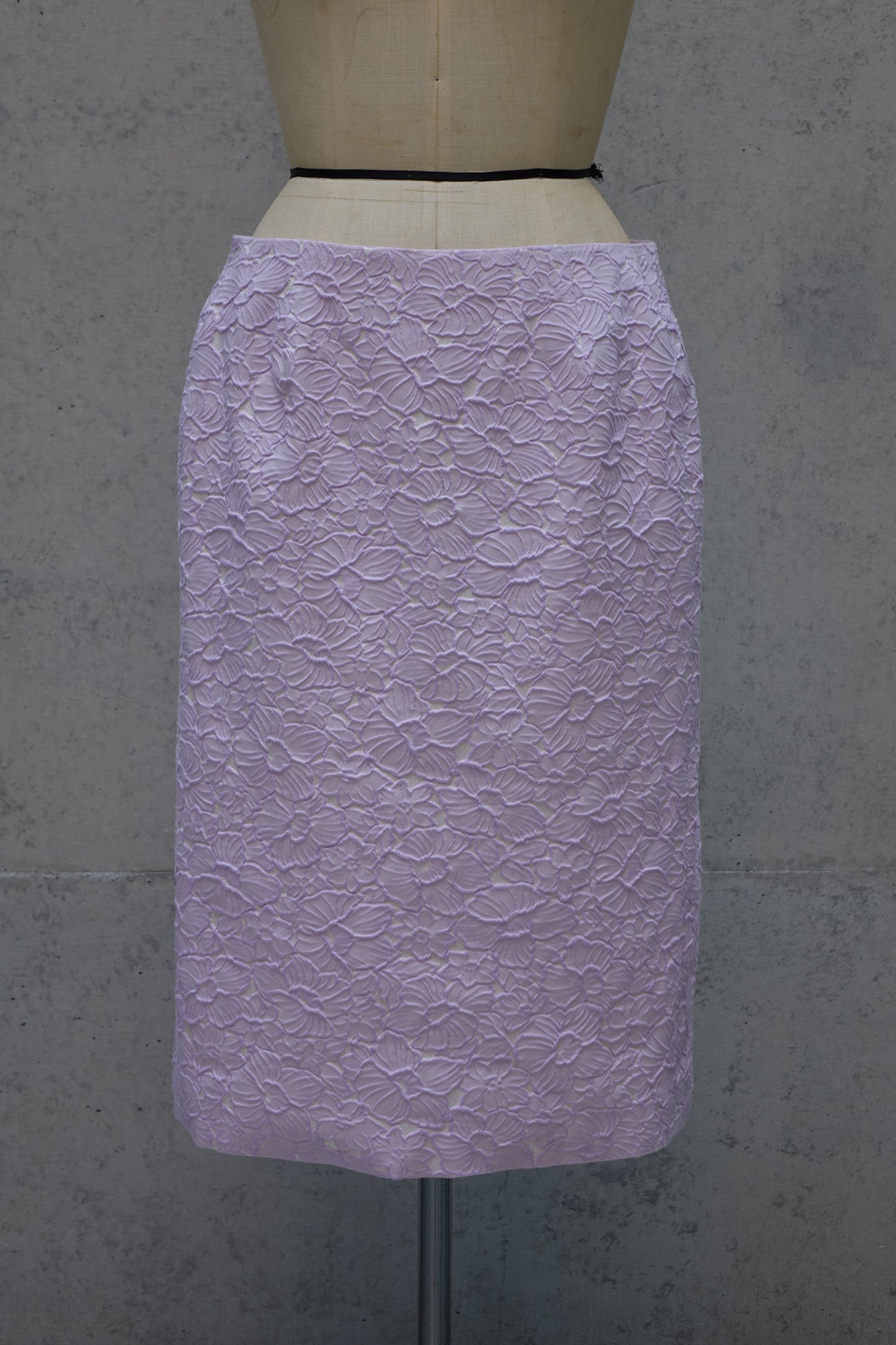 淡紫色及膝半身裙