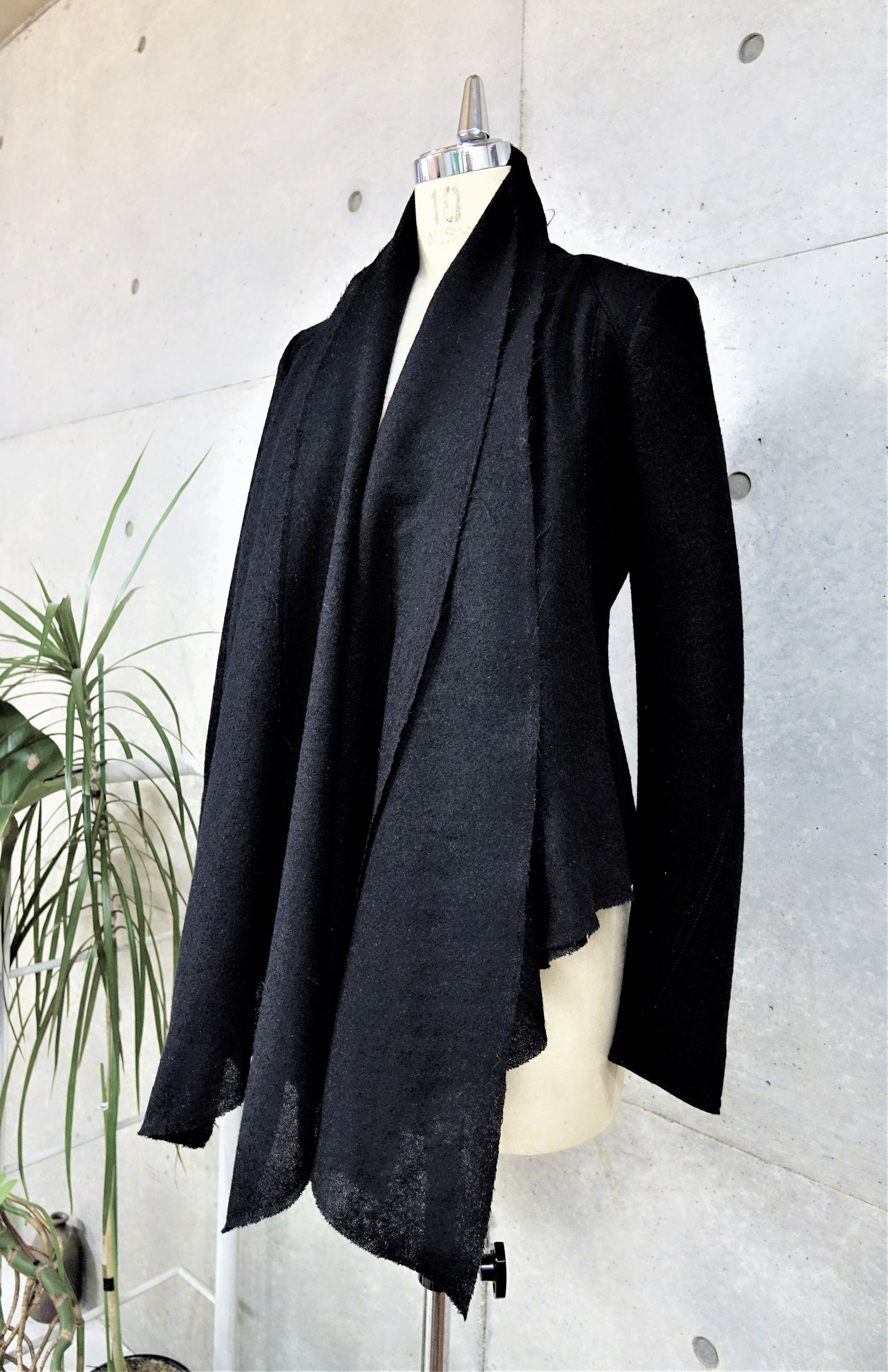 黑色羊毛层叠夹克