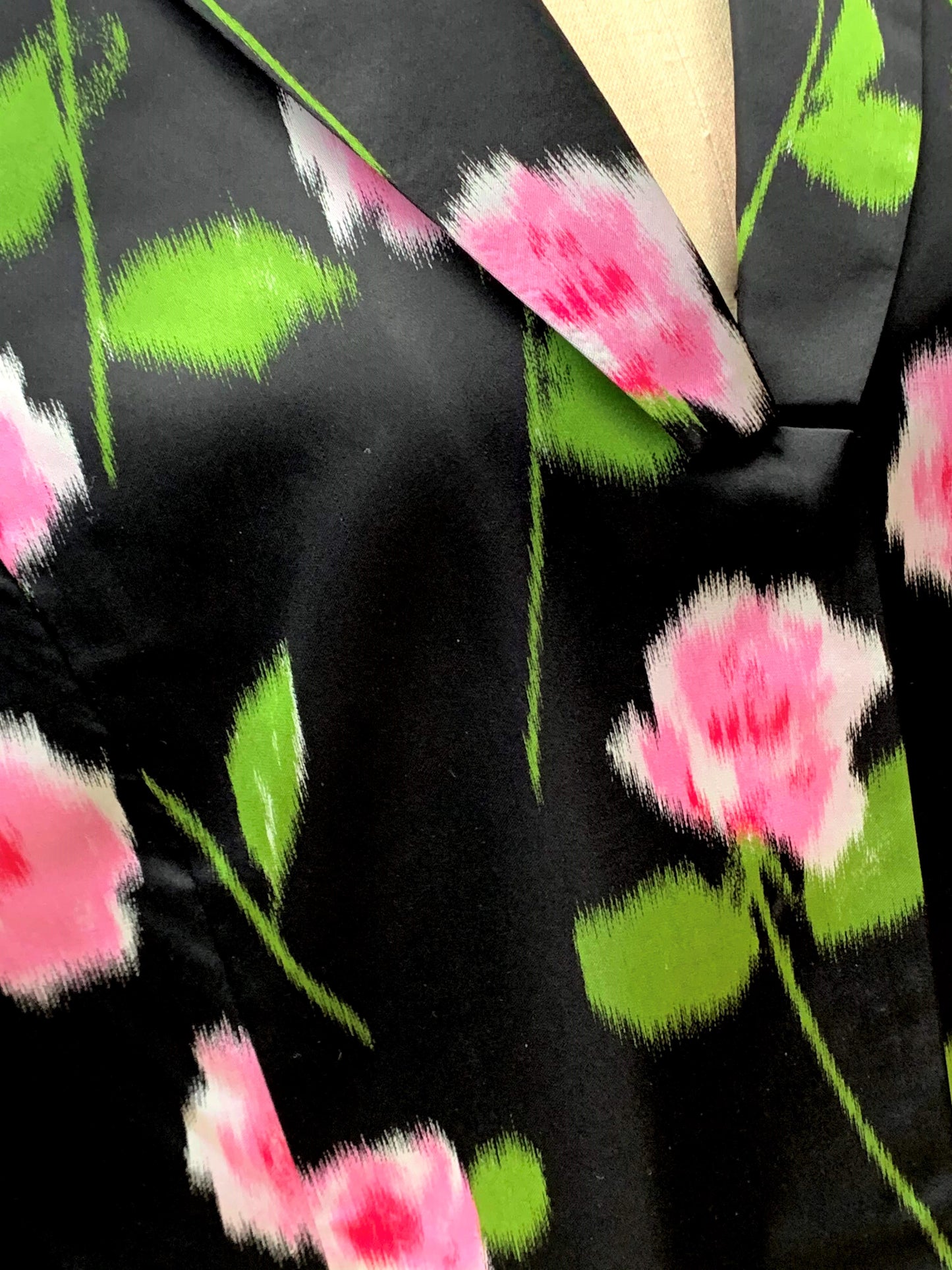 黑色和粉色花卉中长夹克