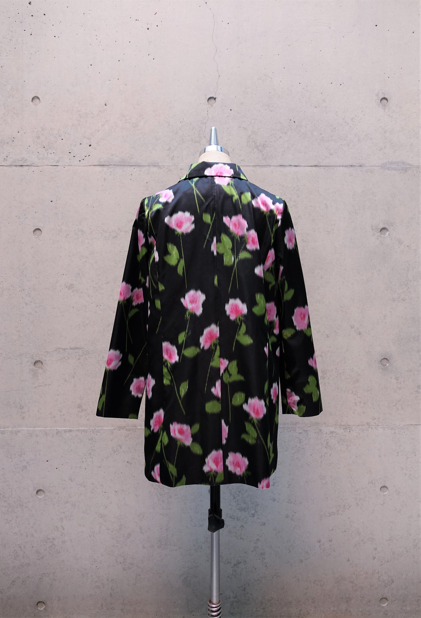 ブラックとピンクの花柄のミドル丈ジャケット