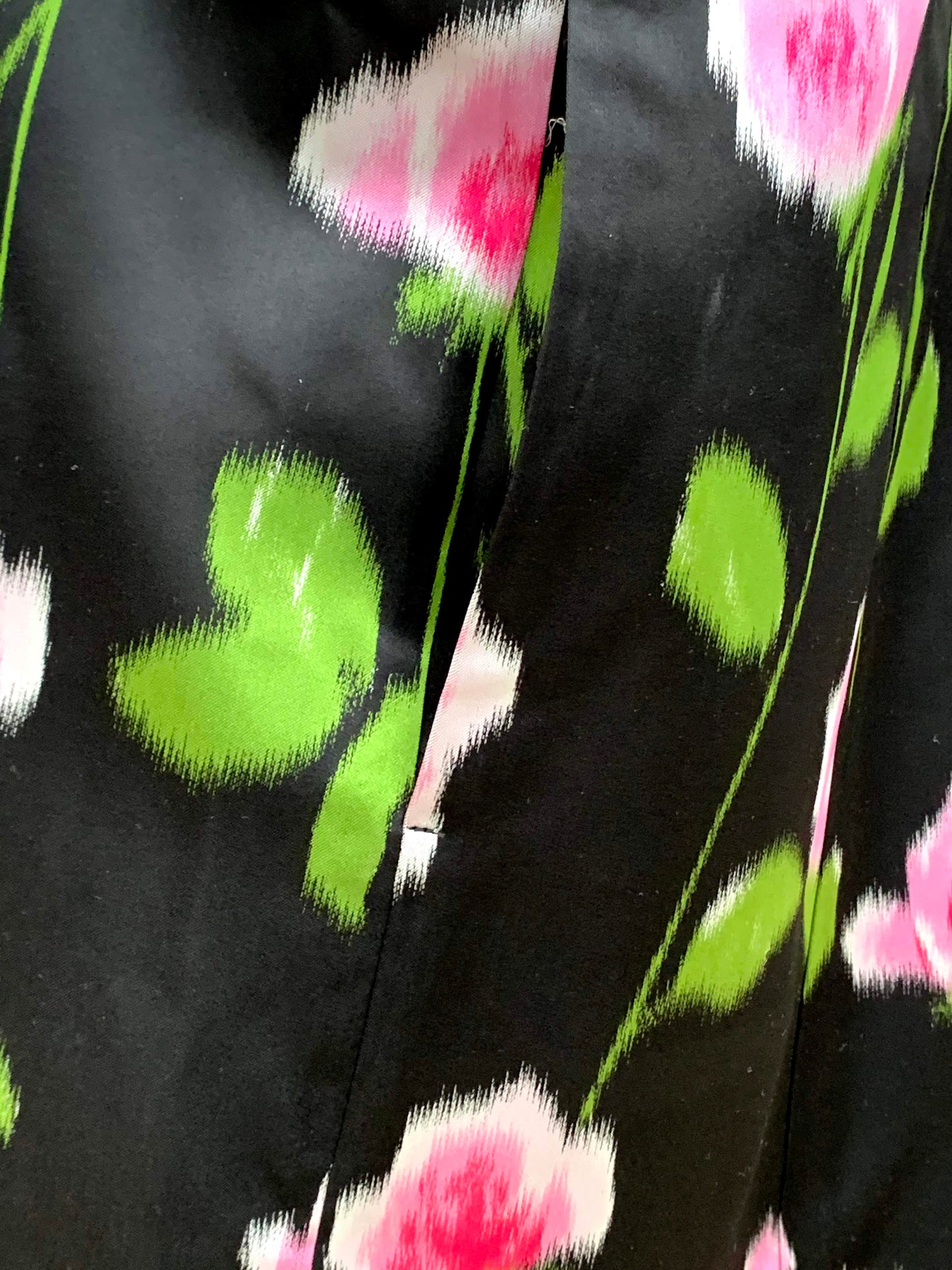 黑色和粉色花卉中长夹克